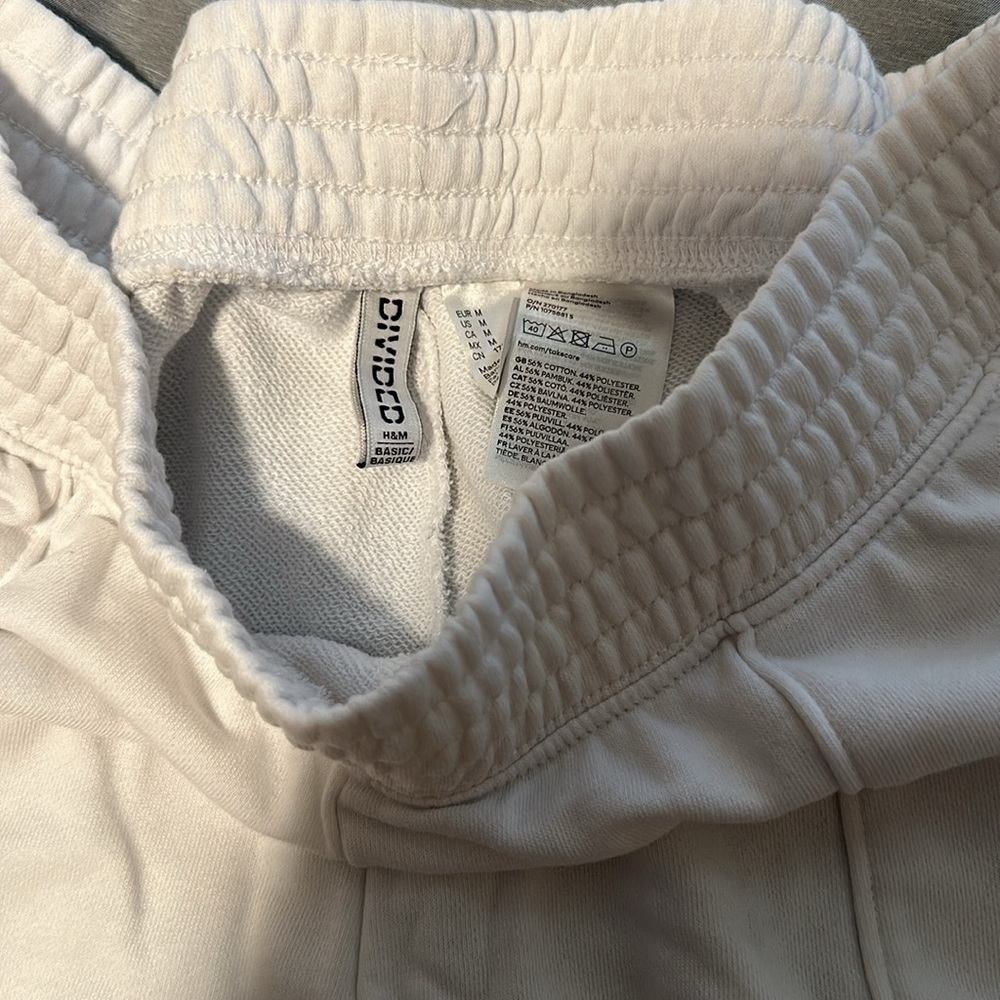 H&M Divided White Womens Sweat Shorts - Size Medium - Picture 4 of 4